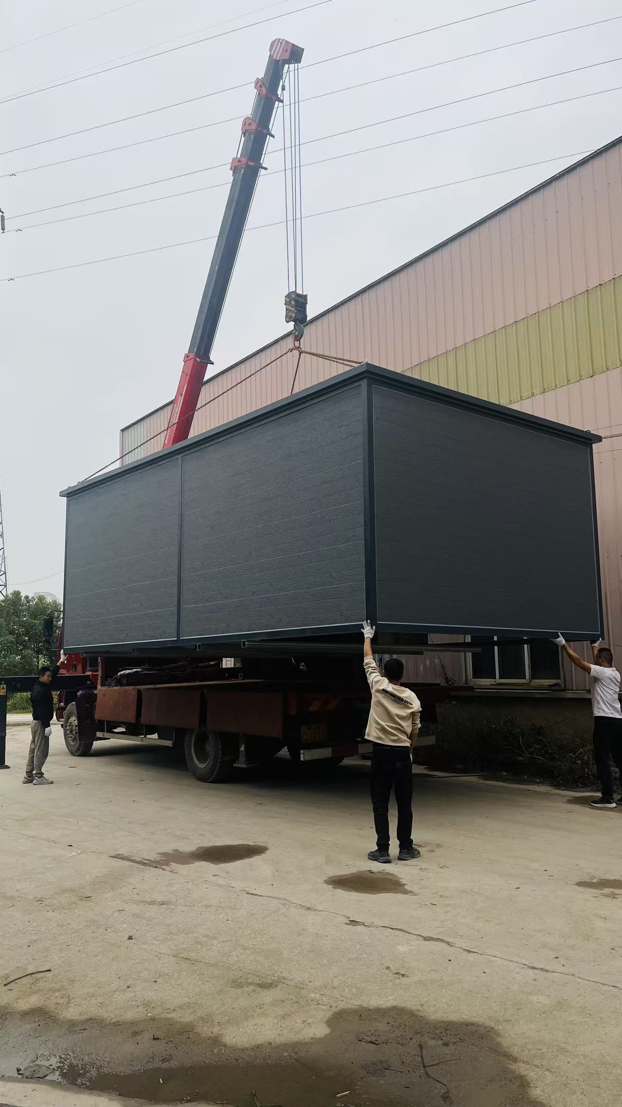 深灰箱体吊装上车