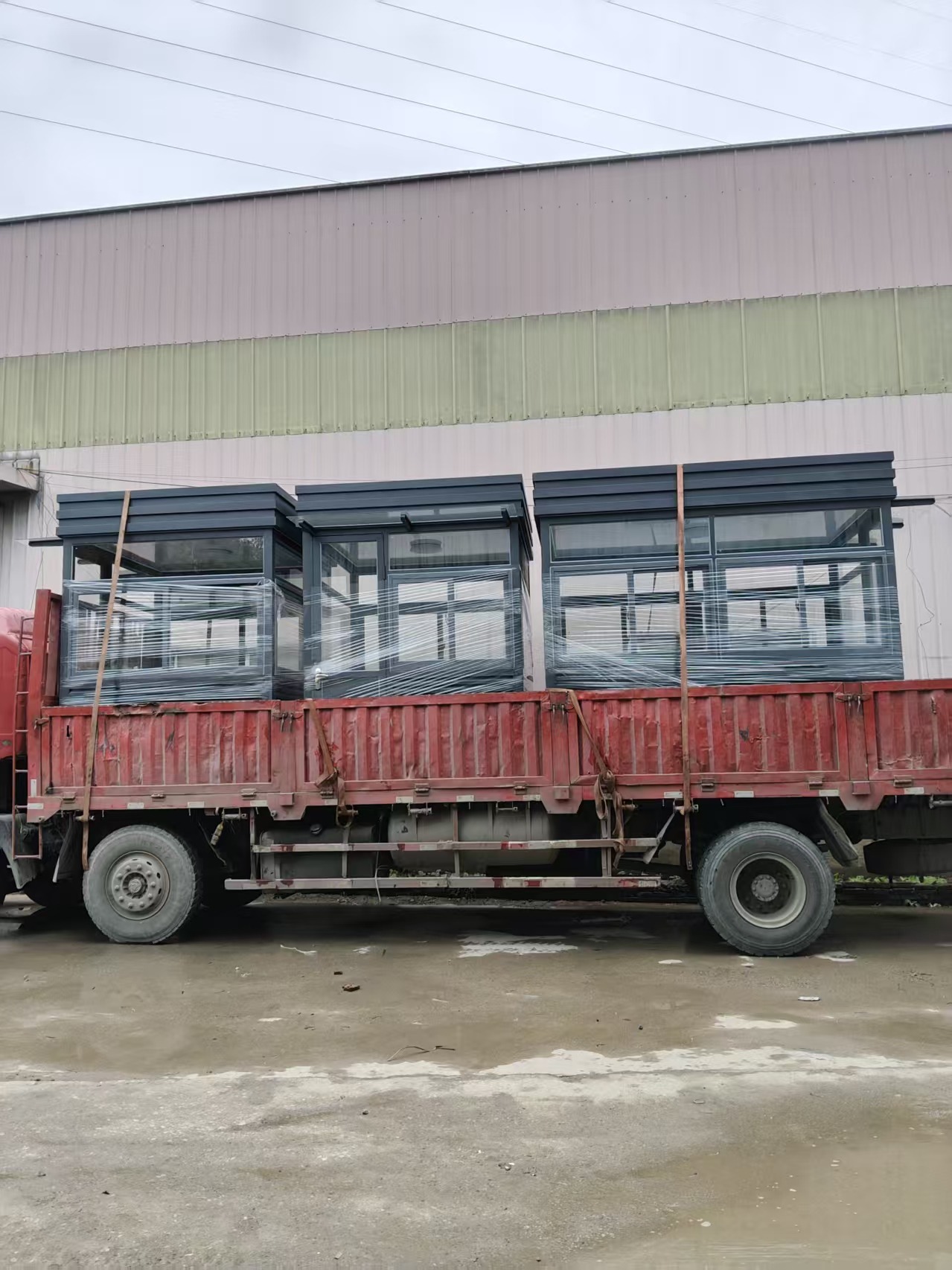 多台深灰玻璃亭装车