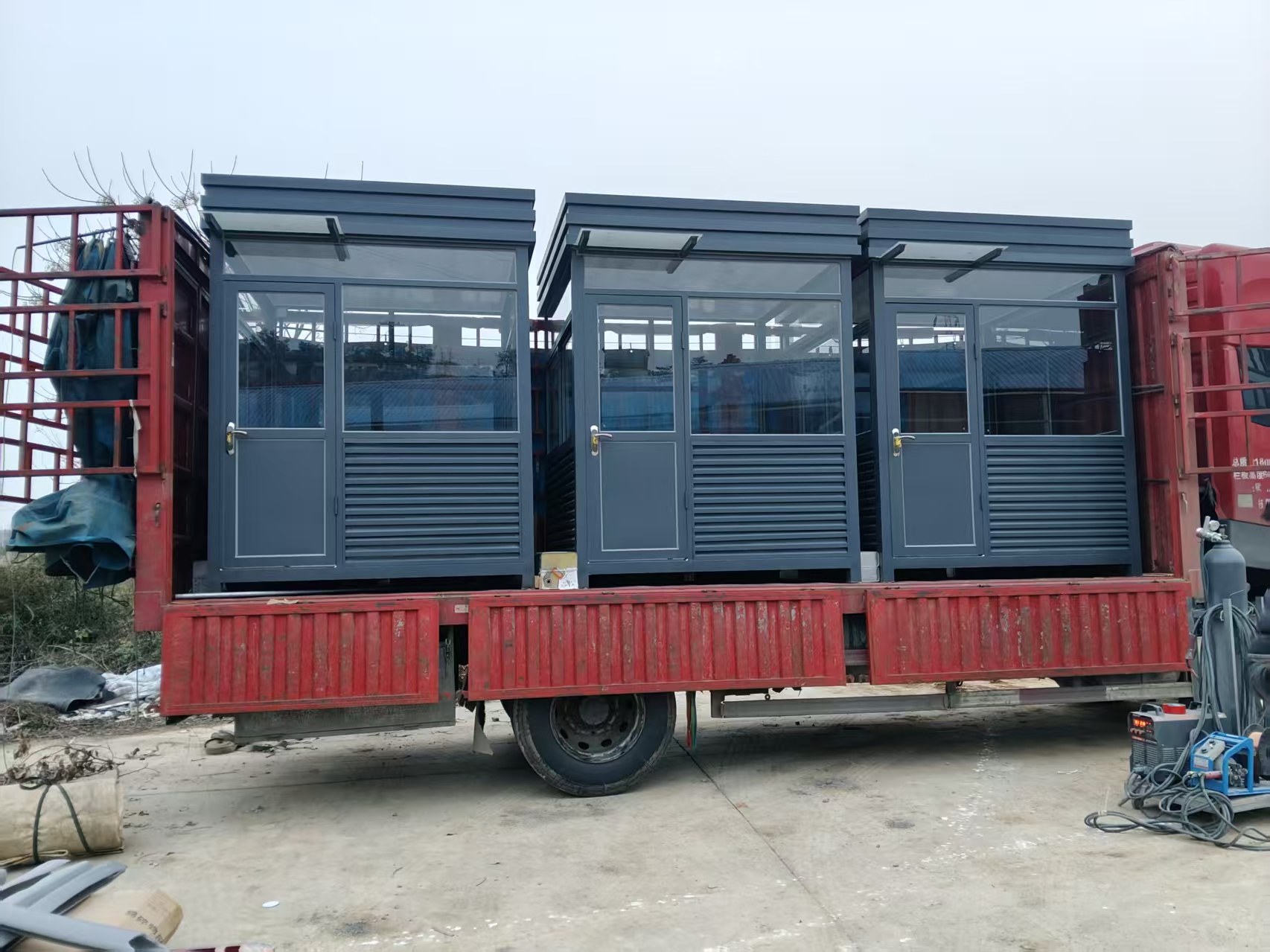 三台深灰亭体并排装车